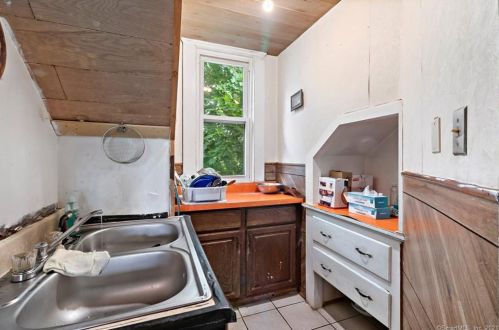 242 Clifton St, Wallingford CT  06492-4001 exterior