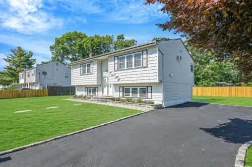 138 Oregon Rd, Babylon, NY 11704-2530