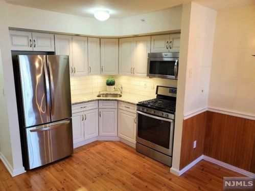 1406 Faulkner Ct, Mahwah, NJ 07430-3483