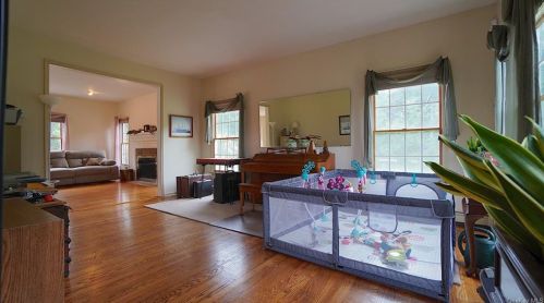 8 Menayas Ct, Washingtonville NY  10992-2032 exterior