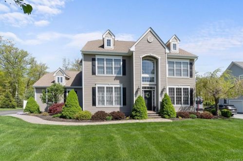 10 Castleton Dr, Highland Mills, NY 10930-8316