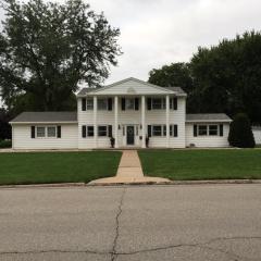 922 Meadow Ln, Waterloo, IA 50701-4928