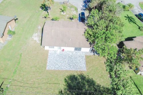 5490 25th Pl, Naples, FL 34116-7502
