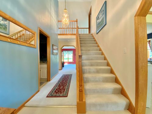 202 Market Ln, Chenequa, WI 53029-2453