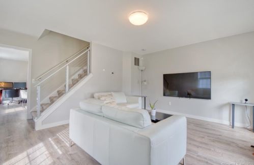 16 Olde Vlg Cir, Wallingford CT 06492-4821 exterior