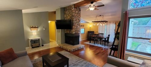 3 Lake Pl, Middletown, CT 06457-6306