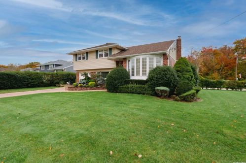 3200 Waterbury Dr, North Wantagh, NY 11793-3332