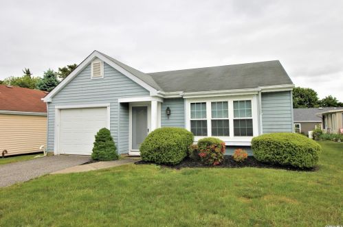 385 Larchmont Ct, Panamoka, NY 11961-2001