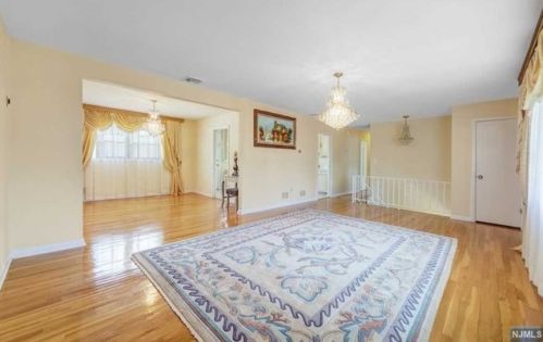 335 Charles St, N Milford NJ  07646-1801 exterior