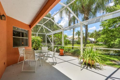 231 Canterbury Dr, West Palm Beach FL  33418-7178 exterior