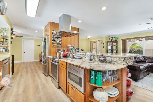7621 Lake Dr, West Palm Beach FL  33406-8739 exterior
