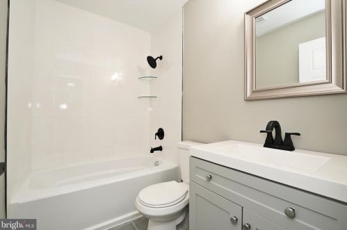 164 Canterbury Ct, East Windsor NJ 08520-5509 exterior