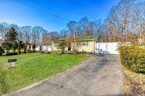 3 Defense Hill Rd, Shoreham, NY 11786-2121