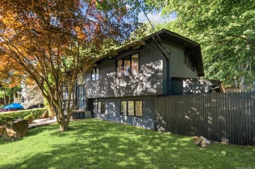 74 Greenwood Ln, White Plains NY  10607-1020 exterior