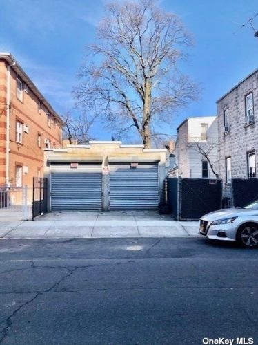 89-29 138th St, Jamaica, NY 11435-1033