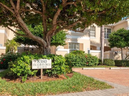 8380 Excalibur Cir, Naples FL  34108-7723 exterior