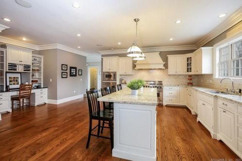 882 Silvermine Rd, New Canaan CT  06840-4332 exterior