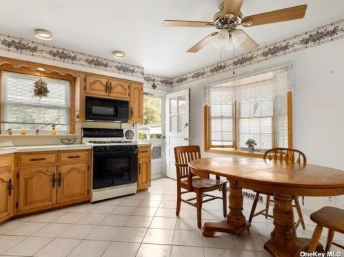 430 Clement Ave, Floral Park NY  11003-2703 exterior