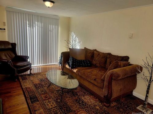 7 Circle Dr, Danbury CT  06811-3172 exterior