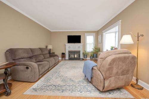 30 Hobart St, Babylon, NY 11704-7823