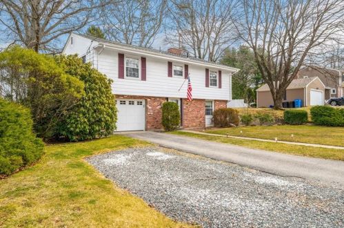 8 Hickory Ln, Lincoln, RI 02865-3710