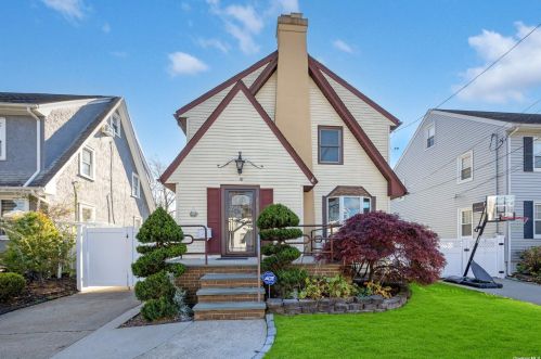 2893 Arnold Ave, Rockville Centre NY  11572-2032 exterior