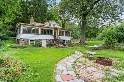 6 Lindys Dr, West Milford Lakes, NJ 07480-4221