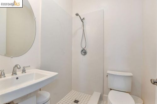 13445 Campus Dr, Oakland CA  94619-3711 exterior