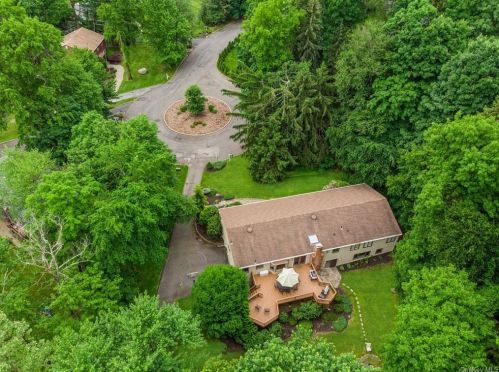 2 Old Farm Ct, West Nyack NY  10994-1210 exterior