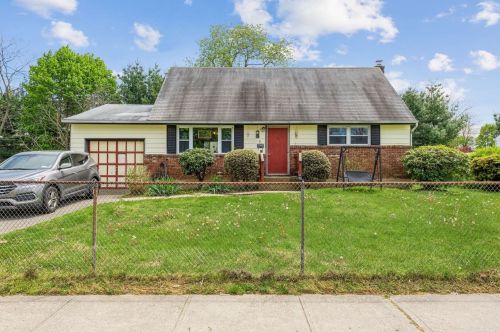 21 Ronald Dr, Amityville, NY 11701-2334