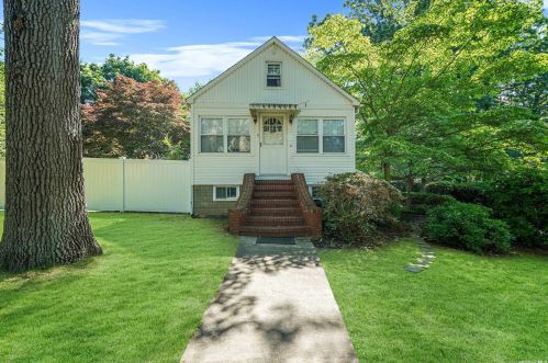 9 Tangier Dr, Scotts Beach, NY 11789-2126