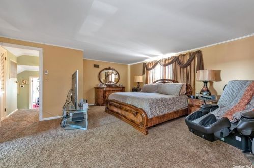 8 Acorn Rd, East Rockaway NY  11518-2103 exterior