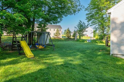 75 Ledgeview Dr, Rochester NH  03839-5618 exterior
