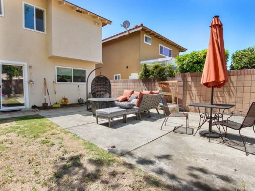 6907 Leilani Ln, Cypress CA  90630-5719 exterior