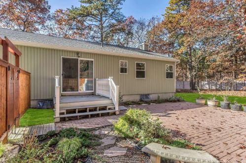 27 Pin Oak Path, East Quogue NY  11942-4641 exterior
