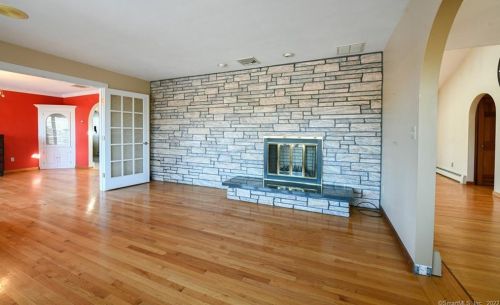 146 Pond Rd, North Branford, CT 06471-1524