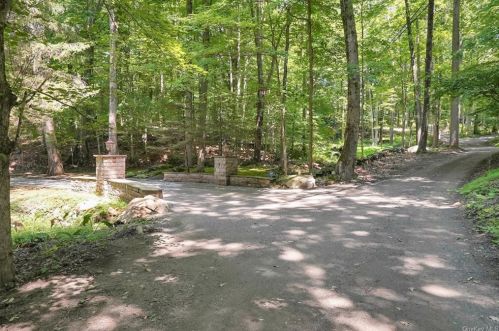 239 Stone Hill Rd, Scotts Corners, NY 10576-1424