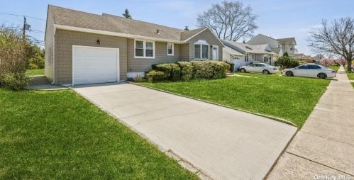 151 Pollok Pl, Hicksville, NY 11801-2235