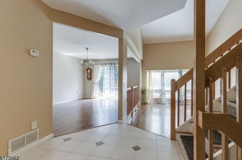 61 Woodland Dr, West Paterson NJ  07424-3707 exterior