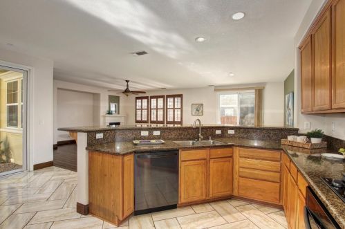 1741 Campos Ave, Woodland CA  95776-5327 exterior