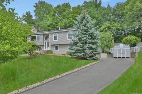 10 Deforest Ct, Valley Cottage, NY 10989-1700