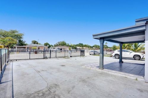 912 32nd St, Hialeah FL  33012-5040 exterior