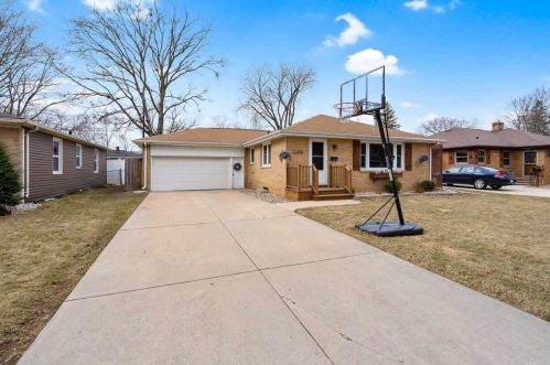 1164 Loch Dr, Green Bay, WI 54304-2249