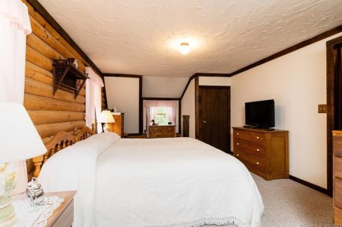 63 Red Oak Hill Rd, Farmington CT  06032-2201 exterior