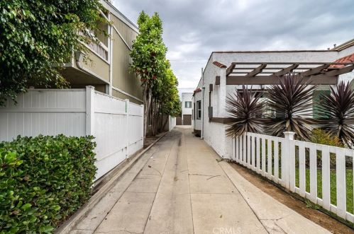 757 Redondo Ave, Long Beach CA  90804-5140 exterior