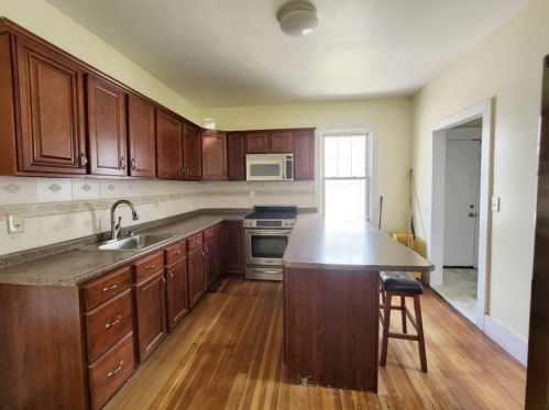 240 Gallatin St, Providence RI  02907-1906 exterior