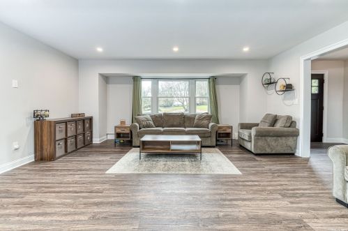 17 Harbor Oaks Dr, San Remo NY  11754-1012 exterior