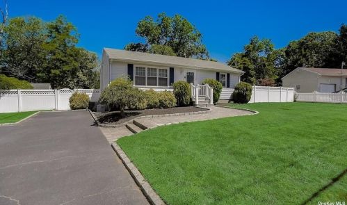 7 Long St, Lake Grove, NY 11755-1709