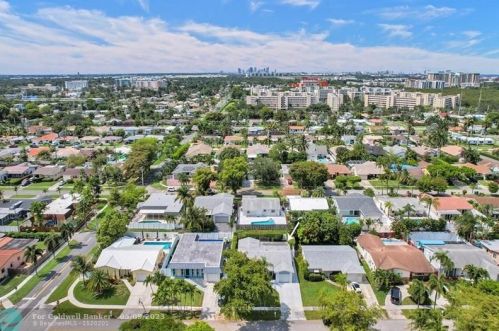 305 4th Ter, Dania Beach FL  33004-4714 exterior
