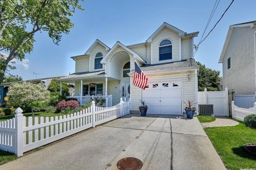 2555 Seminole Ave, Seaford, NY 11783-3441